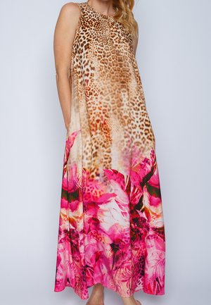 Mouwloze lange jurk met luipaardprint top die overgaat in roze en rode bloemenpatronen aan de onderkant, gedragen door een staande persoon.