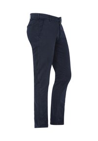 Granatowe chinosy wykonane z mieszanki bawełny. Posiadają slim fit, przednie kieszenie oraz zamek błyskawiczny. Gładka tekstura.