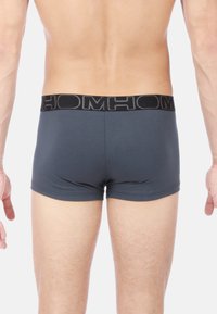 Boxer shorts in cotone grigio con vita nera caratterizzata dal nome del marchio in scrittura in rilievo. Tessuto liscio e design aderente.