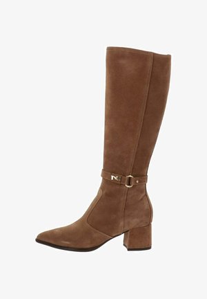 Bottes en daim marron à hauteur de genoux avec un bout pointu, un talon block et une sangle décorative avec une boucle en ton or.