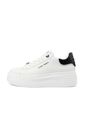 Sneaker platform bianca con tallone nero testurizzato, lacci bianchi e testo "Queen Helena" sul lato, mostrata in profilo laterale su sfondo semplice.