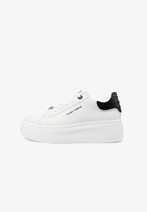 Sneaker platform bianca con tallone nero testurizzato, lacci bianchi e testo "Queen Helena" sul lato, mostrata in profilo laterale su sfondo semplice.