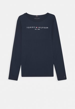 Mørkeblå langærmet skjorte med "Tommy Hilfiger Est. 1985" og mærkets flaglogo centreret på brystet.