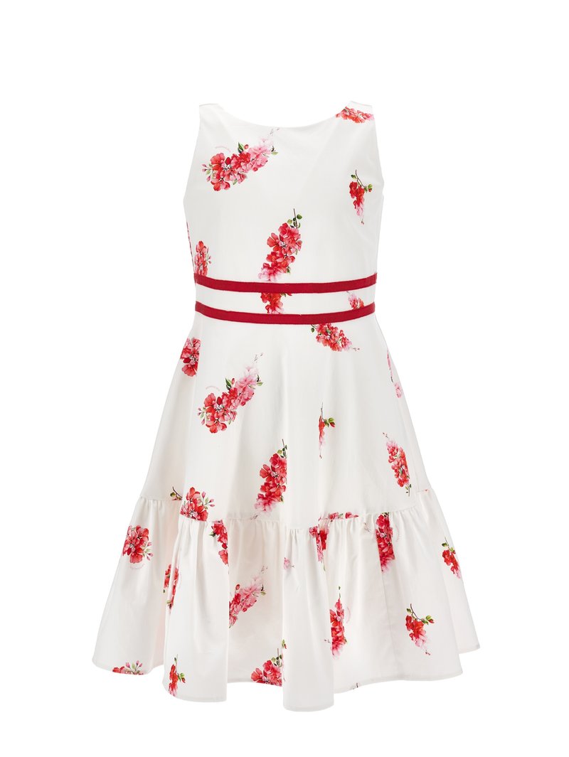 Robe blanche sans manches avec motifs floraux rouges et deux bandes horizontales rouges à la taille, dotée d'une jupe évasée avec un ourlet volanté.