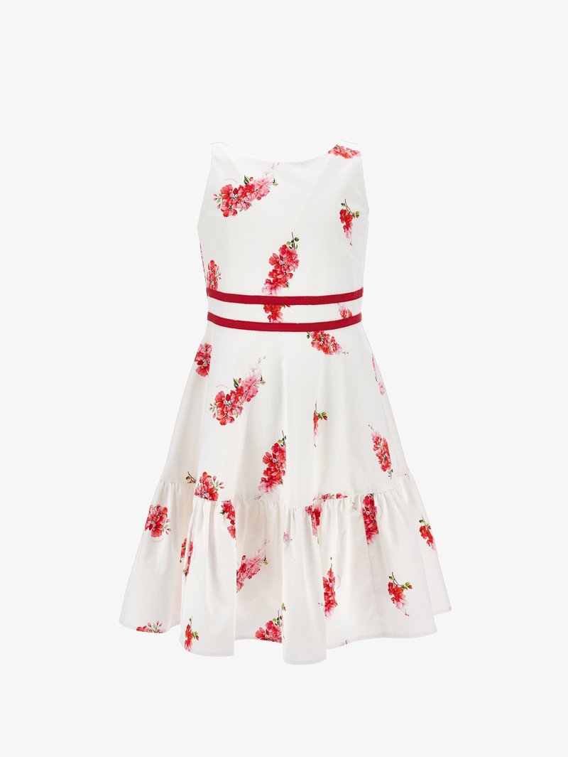 Robe blanche sans manches avec motifs floraux rouges et deux bandes horizontales rouges à la taille, dotée d'une jupe évasée avec un ourlet volanté.