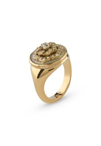 Goldfarbener Ring mit einem geschichteten Rosenmuster, einem zentralen klaren Edelstein und umgebenden kleineren Steinen, glatter Schiene und polierter Oberfläche.