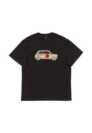 T-shirt noir à manches courtes avec un motif voiture vintage beige et un grand cercle rouge sur le côté de la voiture.