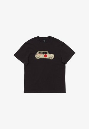 T-shirt noir à manches courtes avec un motif voiture vintage beige et un grand cercle rouge sur le côté de la voiture.