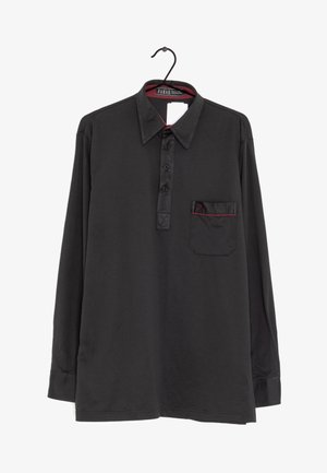 Polo shirt nero a maniche lunghe con colletto, placca con cinque bottoni e taschino sul petto con dettagli in rosso. Tessuto di texture morbida.