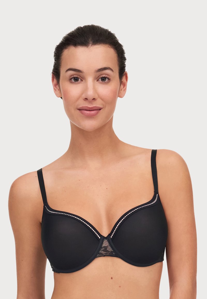 Sostén con aros negro de tela suave, con detalles de encaje y tirantes ajustables. Presenta una forma de copa redonda y costuras decorativas sutiles.