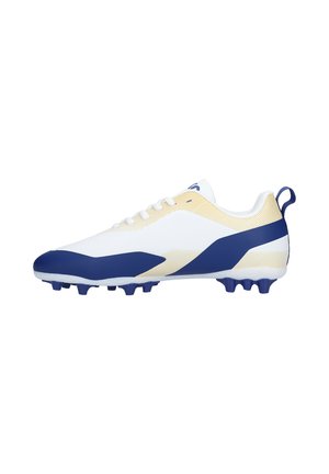 Weiß-beiger Fußballschuh mit blauen Akzenten, Schnürsenkeln und geformten Nocken an der Sohle, von der Seite auf weißem Hintergrund gezeigt.