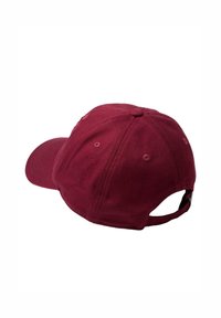 Bordeaux baseball cap med en buet skygge, stoftekstur, syede øjer til ventilation og en justerbar rem bagpå.