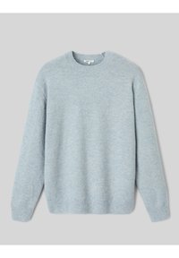 Pull en laine bleu clair avec un col rond, des manches longues et des poignets côtelés. Texture douce avec un subtil motif chiné sur l'ensemble.