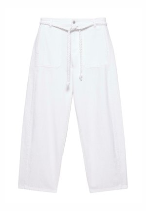 Pantaloni albi cu croială largă, cu buzunare aplicate în față și curea împletită legată în talie, prevăzuți cu închidere cu nasture și fermoar.