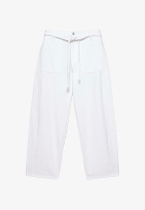 Fehér, bőszárú nadrág első foltzsebekkel és a deréknál megkötött fonott övvel, gombos és cipzáras záródással.