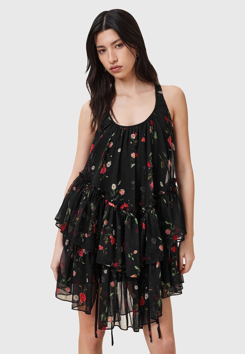 Schwarzes ärmelloses Kleid mit gestuften Rüschen, das ein florales Muster in Rot und Weiß aufweist und aus leichtem, transparentem Stoff besteht.