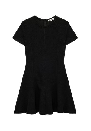 Vestido negro de manga corta con escote redondo, cintura ajustada, falda acampanada y cierre de cremallera en la espalda.