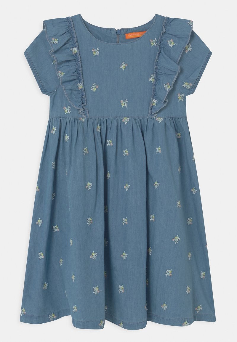 Robe bleue à manches courtes avec petits imprimés floraux blancs, détails à volants sur le devant et les épaules, et fermeture éclair au dos.