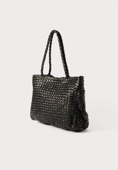 Μαύρη υφαντή τσάντα tote με δύο λαβές, που διαθέτει ορθογώνιο σχήμα, υφασμάτινη επιφάνεια και ανθεκτική κατασκευή.