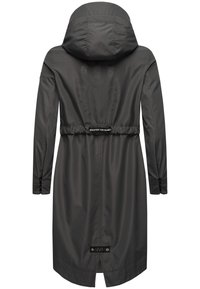 Larga gabardina negra con capucha y cinturón trasero etiquetado "CIELO EN LA TIERRA" y pequeña etiqueta de marca "NVH" cerca del dobladillo.