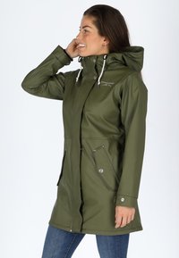 Impermeabile verde oliva con cappuccio, zip frontale, bottoni e due tasche anteriori. Realizzato in materiale liscio con un design elegante.