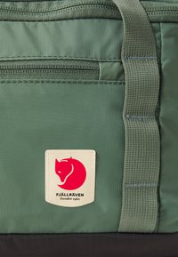 Fjällräven HIGH COAST DUFFEL 22 - Bolsa de deporte - patina green