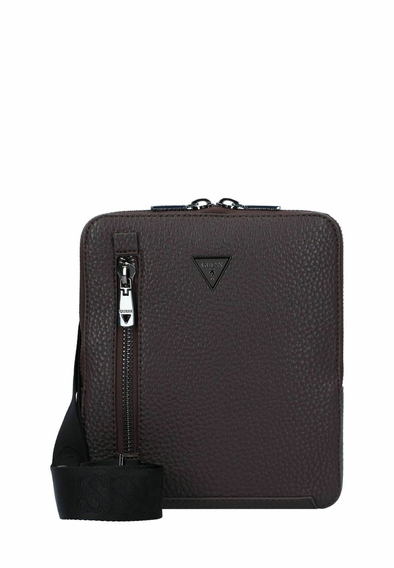 Borsa in pelle marrone a forma rettangolare. Presenta una chiusura con zip, hardware argentato e una tracolla nera removibile.