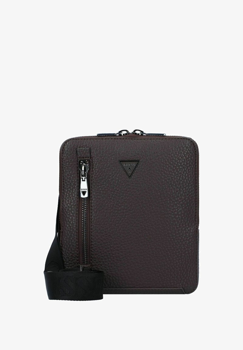 Borsa in pelle marrone a forma rettangolare. Presenta una chiusura con zip, hardware argentato e una tracolla nera removibile.