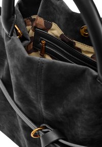 Czarna zamszowa torebka na ramię ze z�łotymi detalami, z wnętrzem w brązowym i beżowym wzorze w panterkę, kieszenią na zamek oraz gładkimi skórzanymi uchwytami.