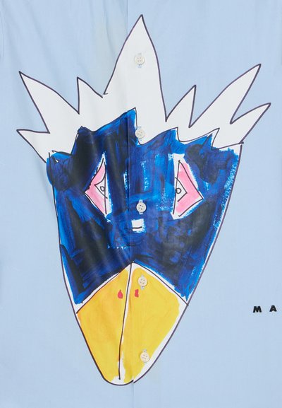 Hellblaues Hemd mit einem großen, handgemalten Design eines Vogelgesichts in Blau und Gelb, weißen Knöpfen und schwarzen Akzenten, die die Merkmale umreißen.
