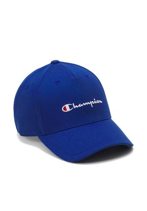 Gorra de béisbol azul con un logo Champion bordado en blanco y rojo y visera curva sobre un fondo blanco.