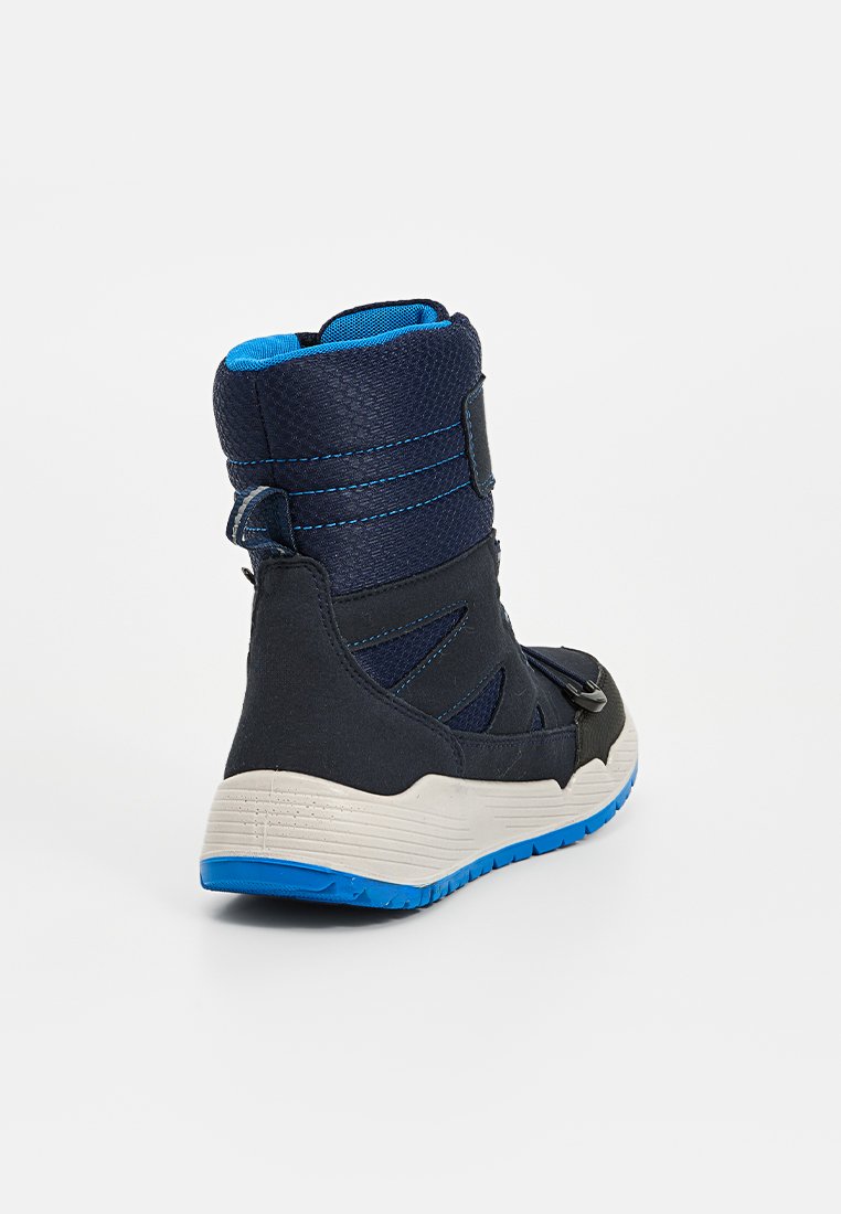 Marineblaues High-Top-Sneakerboot mit hellblauer Innenauskleidung, weißer Zwischensohle und leuchtend blauer Außensohle, gezeigt aus einer rückseitigen Dreiviertelansicht.