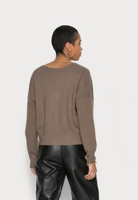 Samsøe Samsøe NIKA V NECK - Camisola - chocolate chip