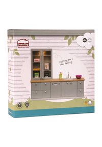 Set da cucina della casa delle bambole Lundby con mobili grigi, piano di lavoro in legno, accessori in argento e ripiani illuminati con accessori colorati.