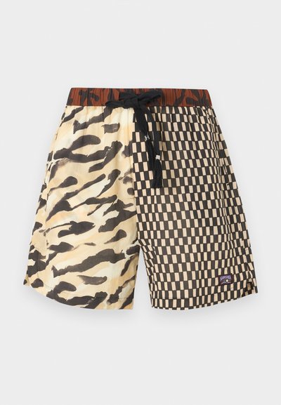 Shorts pour hommes avec un imprimé animalier sur une moitié et un motif damier noir et beige sur l'autre moitié, cordon de serrage noir ajustable, et ceinture orange-brun.