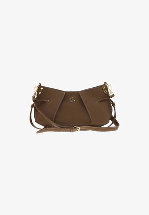 Sac à main en faux cuir marron avec un design incurvé, accents en doré, bandoulière réglable et détail du logo à l'avant.