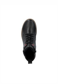 Bottine en cuir noir avec bout arrondi, lacets à l'avant et accents rouges. Présente une semelle marron texturée et une fermeture éclair sur le côté pour un accès facile.