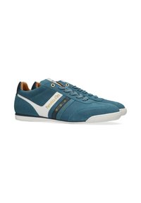 Sneaker in suede teal con dettagli bianchi, design stringato, parte superiore perforata, tre strisce nere con stelle dorate e suola in gomma bianca.