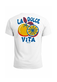Weißes Baumwoll-T-Shirt mit buntem Grafikdesign eines Apfelsinens und einer Zitrone sowie dem Text "LA DOLCE VITA" in blauen Blockbuchstaben.