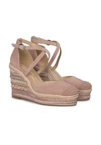 Wedge espadrilles in suede rosa con suola in juta intrecciata, punta rotonda in corda intrecciata e tracolle incrociate alla caviglia con fibbie.