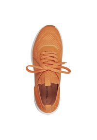 Orange Sport Schuh mit einem strukturierten Mesh-Obermaterial, gepolstertem Kragen und flachen Schnürsenkeln. Verfügt über eine weiße Gummisohle und eine Innenmarkierung.
