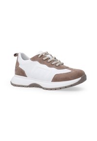 Sportlicher Schuh mit einem weißen Netz- und braunen Wildlederdesign, ausgestattet mit grauen Schnürsenkeln, einer klobigen weißen Sohle und perforierten Details an den Seiten.