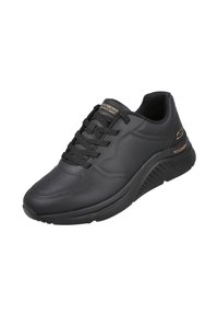 Zapatilla deportiva sintética negra con una superficie texturizada, diseño de cordones, cuello acolchado y una suela de goma flexible con un ligero alza en el talón.