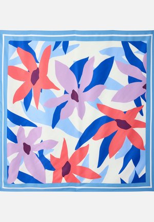 Foulard quadrato con grandi fiori rossi e lavanda, foglie blu e bordo azzurro chiaro su sfondo bianco.