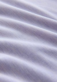 Tissu bleu clair et doux avec des plis délicats et une texture lisse finement tissée.
