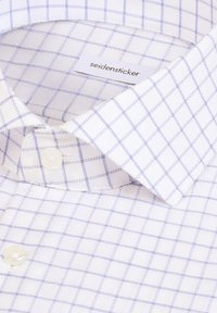 Weißes Hemd mit blauem Karomuster, Button-Down-Kragen und einem einzelnen weißen Knopf am Kragen. Markenetikett ist innen sichtbar.