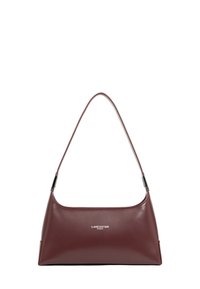 Borsa a spalla in pelle bordeaux con una texture liscia, caratterizzata da una parte superiore curva e un logo argentato. Include una tracolla sottile e un design minimalista.