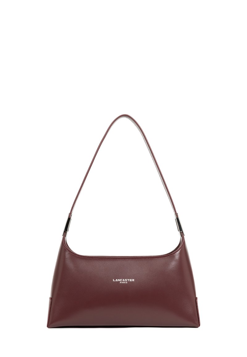 Borsa a spalla in pelle bordeaux con una texture liscia, caratterizzata da una parte superiore curva e un logo argentato. Include una tracolla sottile e un design minimalista.