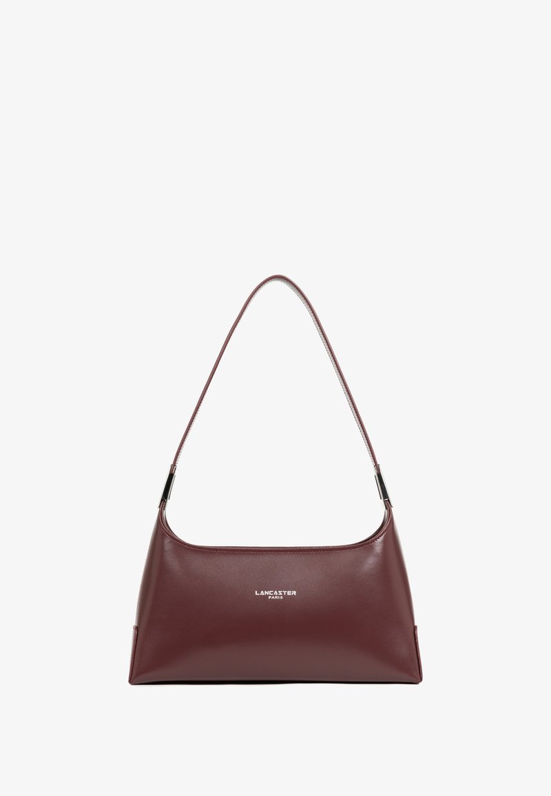 Borsa a spalla in pelle bordeaux con una texture liscia, caratterizzata da una parte superiore curva e un logo argentato. Include una tracolla sottile e un design minimalista.
