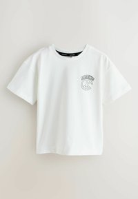 Biała koszulka bawełniana z krótkim rękawem, okrągłym dekoltem i małym czarnym logo po lewej stronie klatki piersiowej. Czysty design, miękka tekstura i prosta linia dołu.